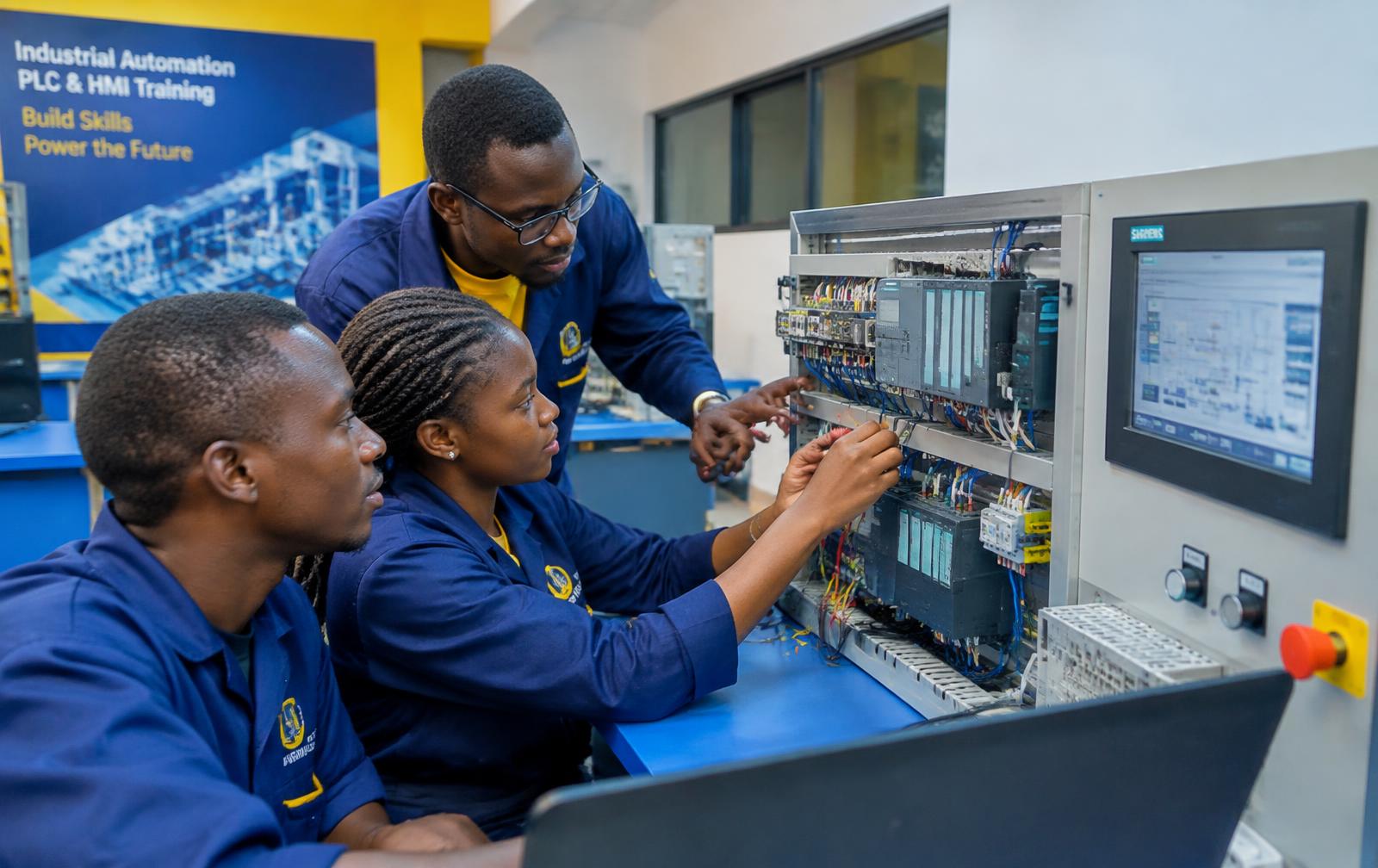 Apprenants GEA sur un banc d'automatisme PLC