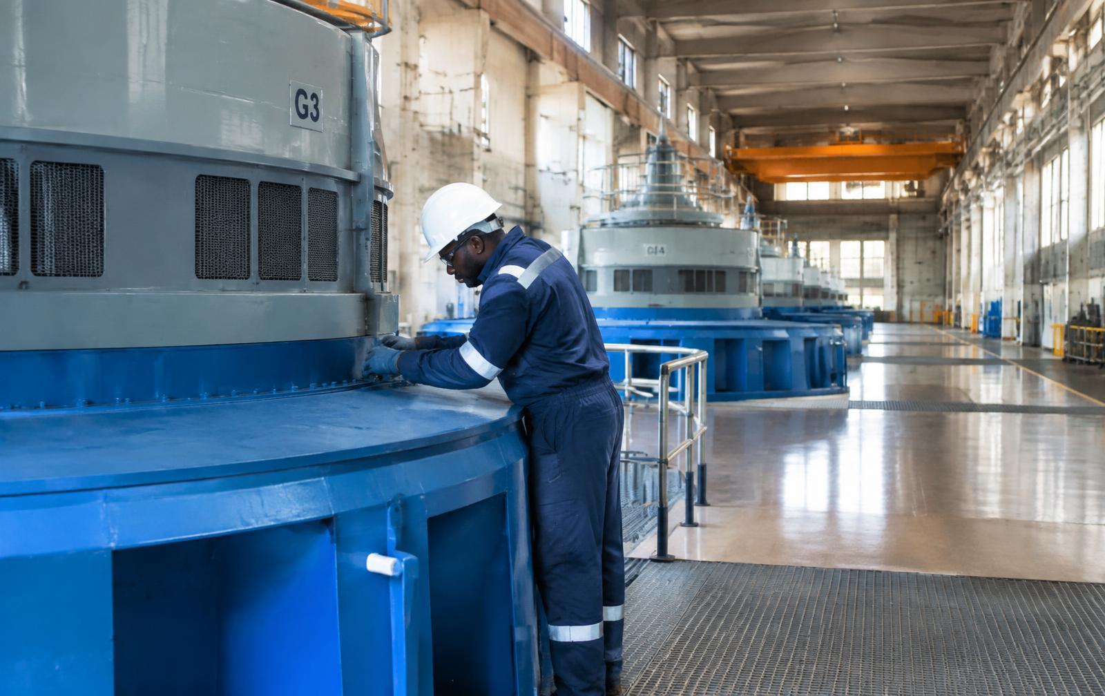 Technicien en maintenance dans une salle des machines hydroélectrique